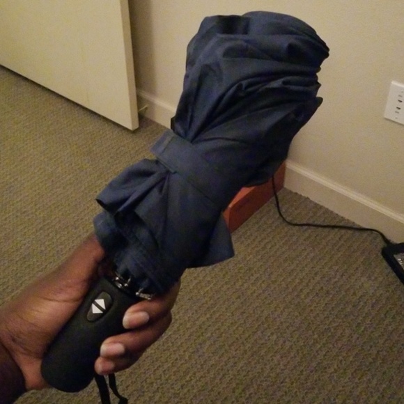 Auto open/close umbrella - Picture 3 of 3